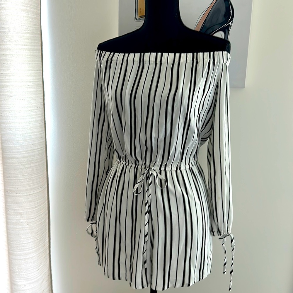 Romper, size Small with 3/4 sleeves of shoulder sleeves.